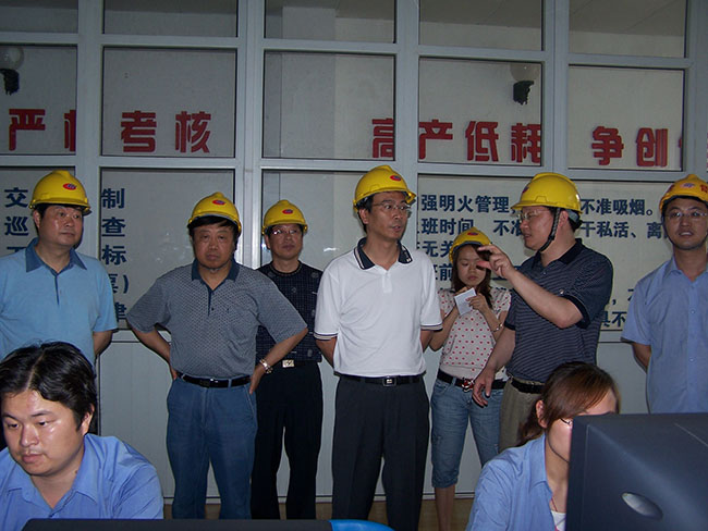 2007年6月21日，張家港市市長王翔到集團核心企業(yè)華昌化工合成主控室參觀