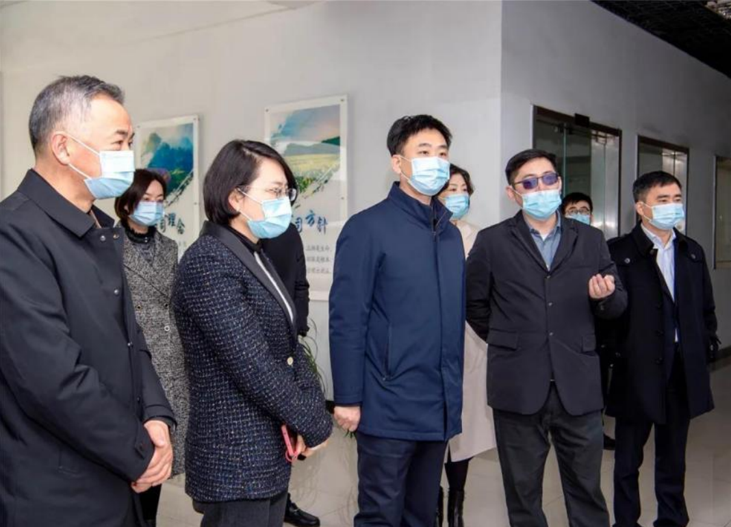2022年2月9 日上午，市委副書(shū)記、市長(zhǎng)蔡劍峰一 行來(lái)到江蘇七洲綠色化 工股份有限公司